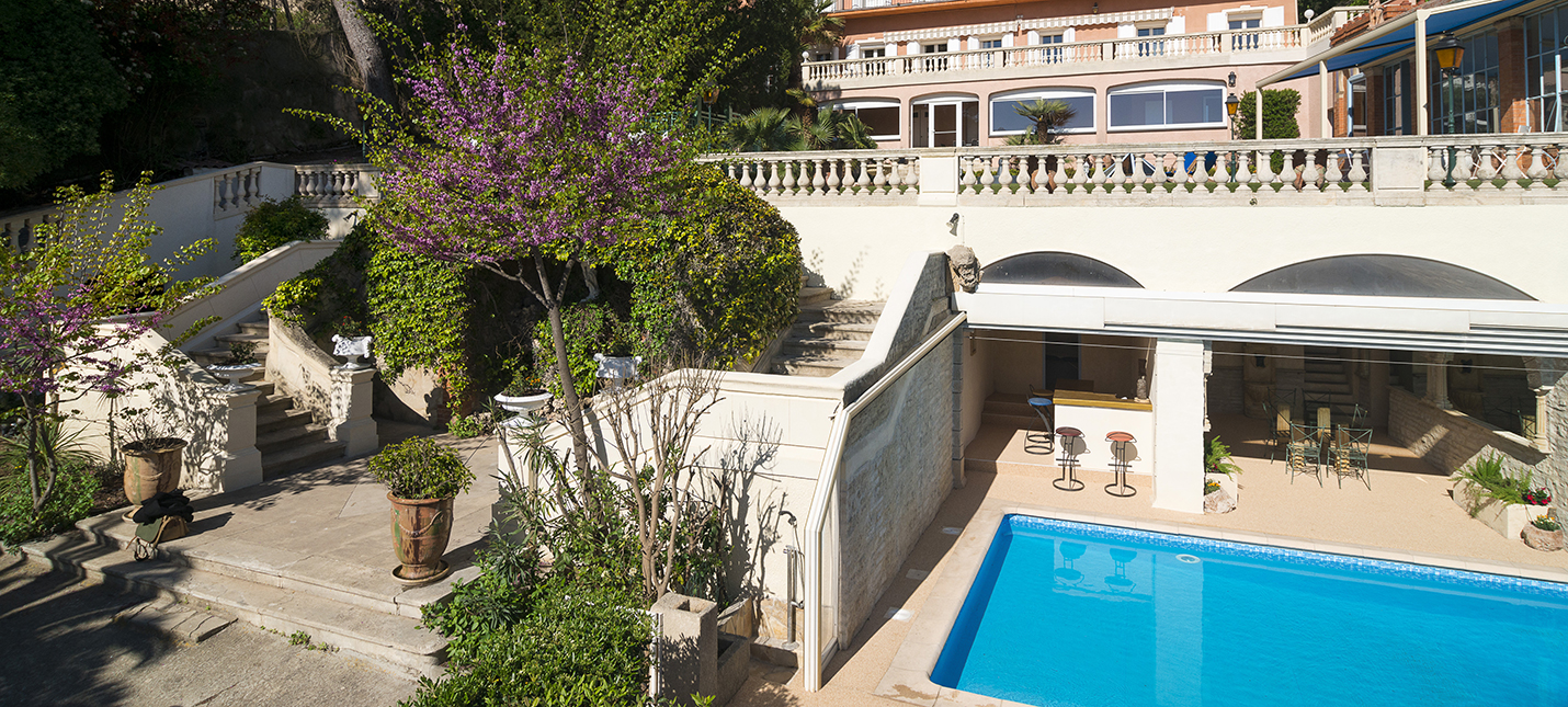 Vue extérieure de la piscine de l’espace détente du Logis du Mas, chambres d’hôtes à Sète