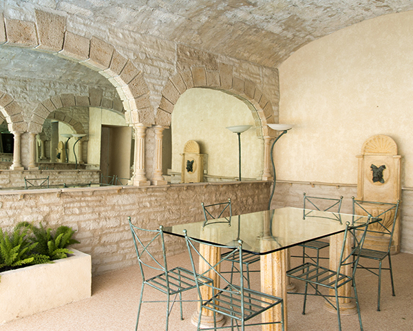 Das Innere des Entspannungsbereichs Logis du Mas, Bed and Breakfast im Hérault
