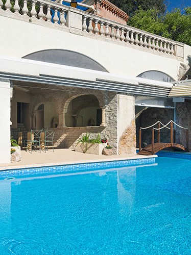 The relaxation area of the Logis du Mas and its swimming pool