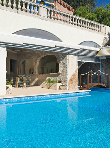 L’espace détente du Logis du Mas et sa piscine