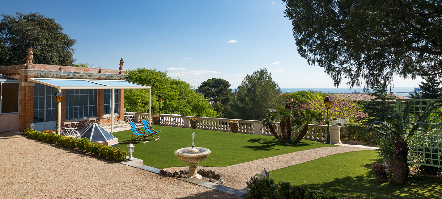 View of the garden with sea view of the Logis du Mas, bed and breakfast in Sète
