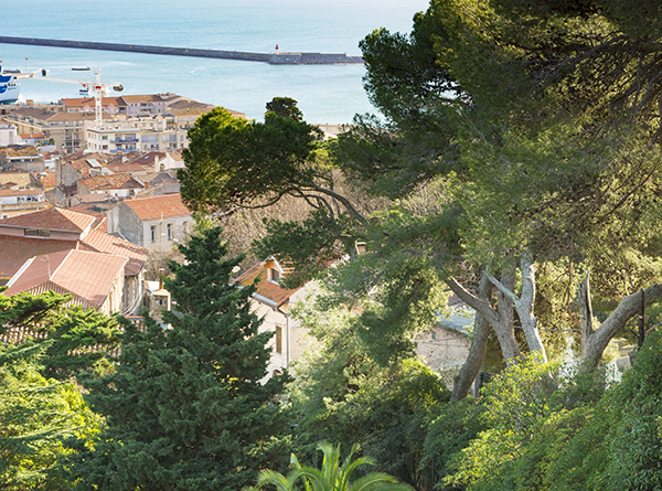 Blick von oben auf Sète, vom Garten mit Blick auf das Meer des Logis du Mas