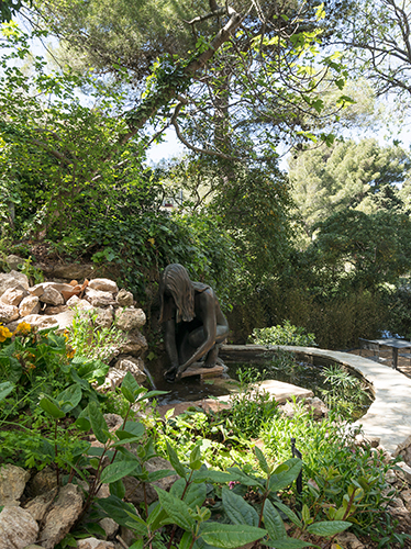 Fontaine du jardin avec vue sur la mer du Logis du Mas