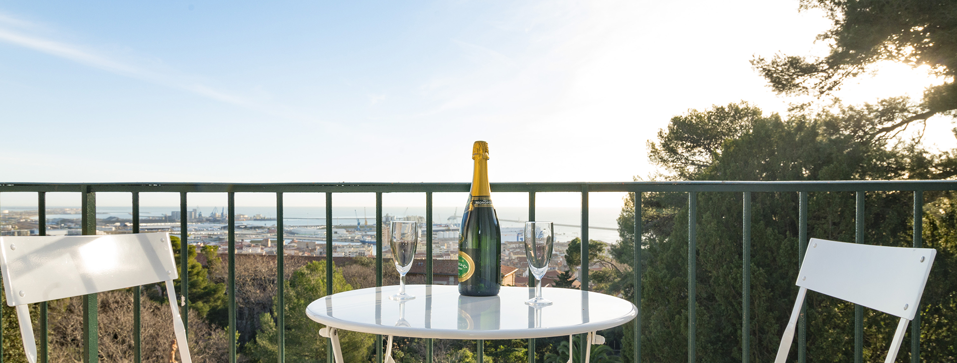 Champagner auf der Terrasse. Logis du Mas, Gästezimmer in Sète