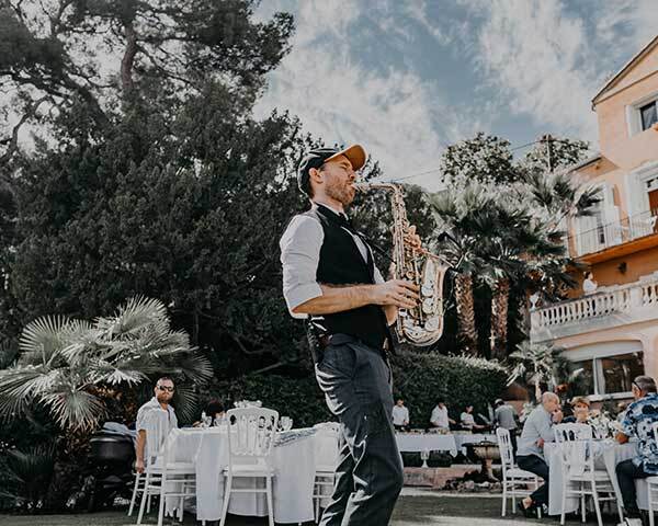 Location du parterre de l’espace extérieur, du Logis du Mas, pour vos repas d’été, banquets, mariage