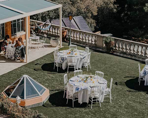 Location de la terrasse haute de l’espace extérieur du Logis du Mas