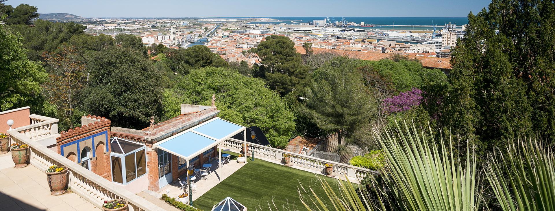 Vue aérienne de la terrasse haute de l’espace extérieur, du Logis du Mas