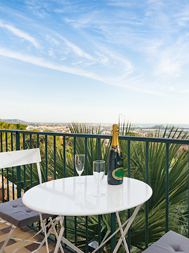 Champagner auf der Terrasse. Logis du Mas, Gästezimmer im Hérault