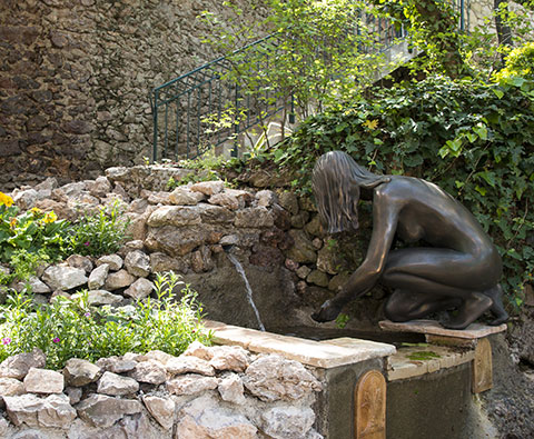Fountain in one of the gardens of the Logis du Mas in Sète, bed and breakfast
