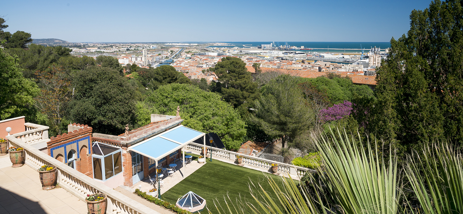 Vue en hauteur du jardin du Logis du Mas, chambres d’hôtes dans l’Hérault 