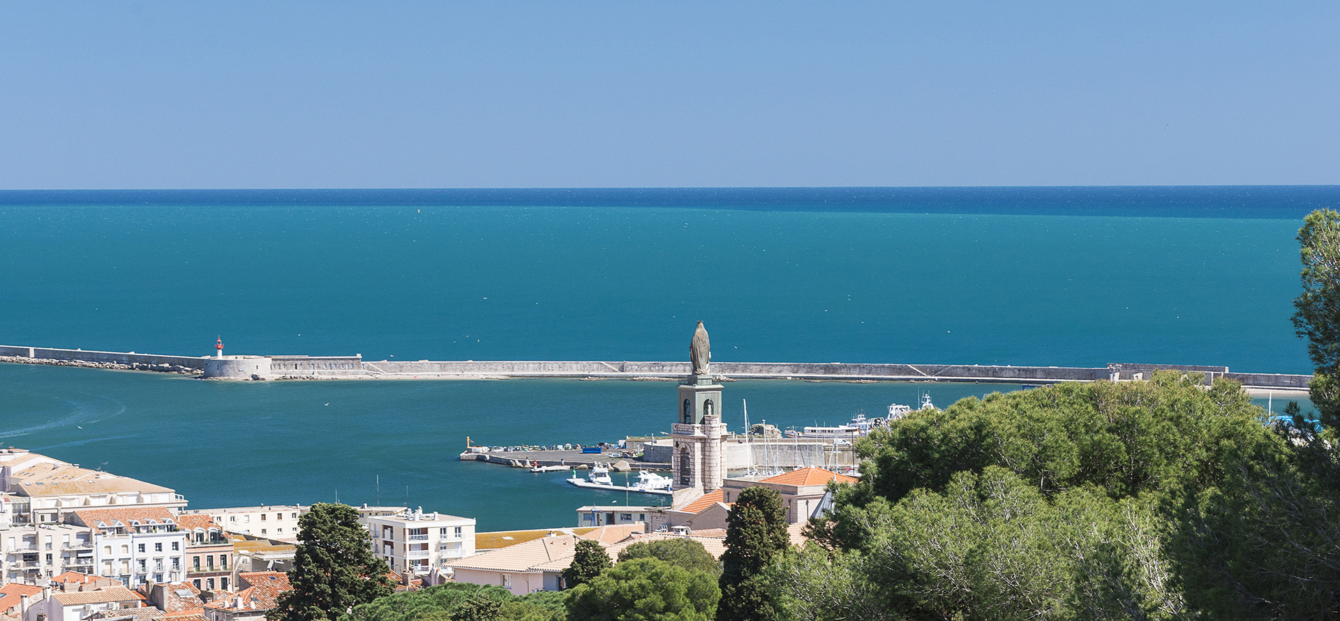 Blick von oben auf den Hafen von Sète